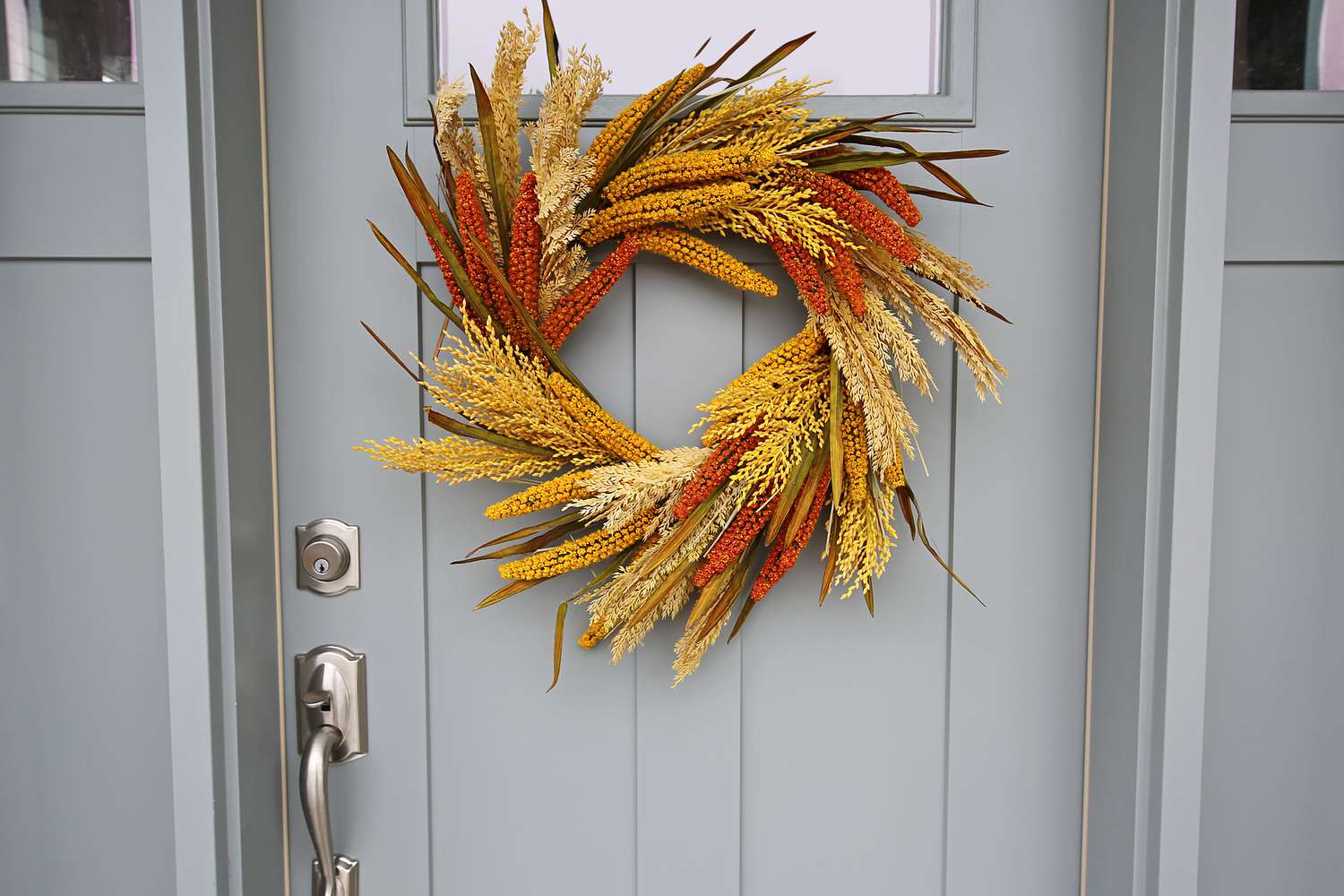 Grinalda festiva de outono em uma porta cinza