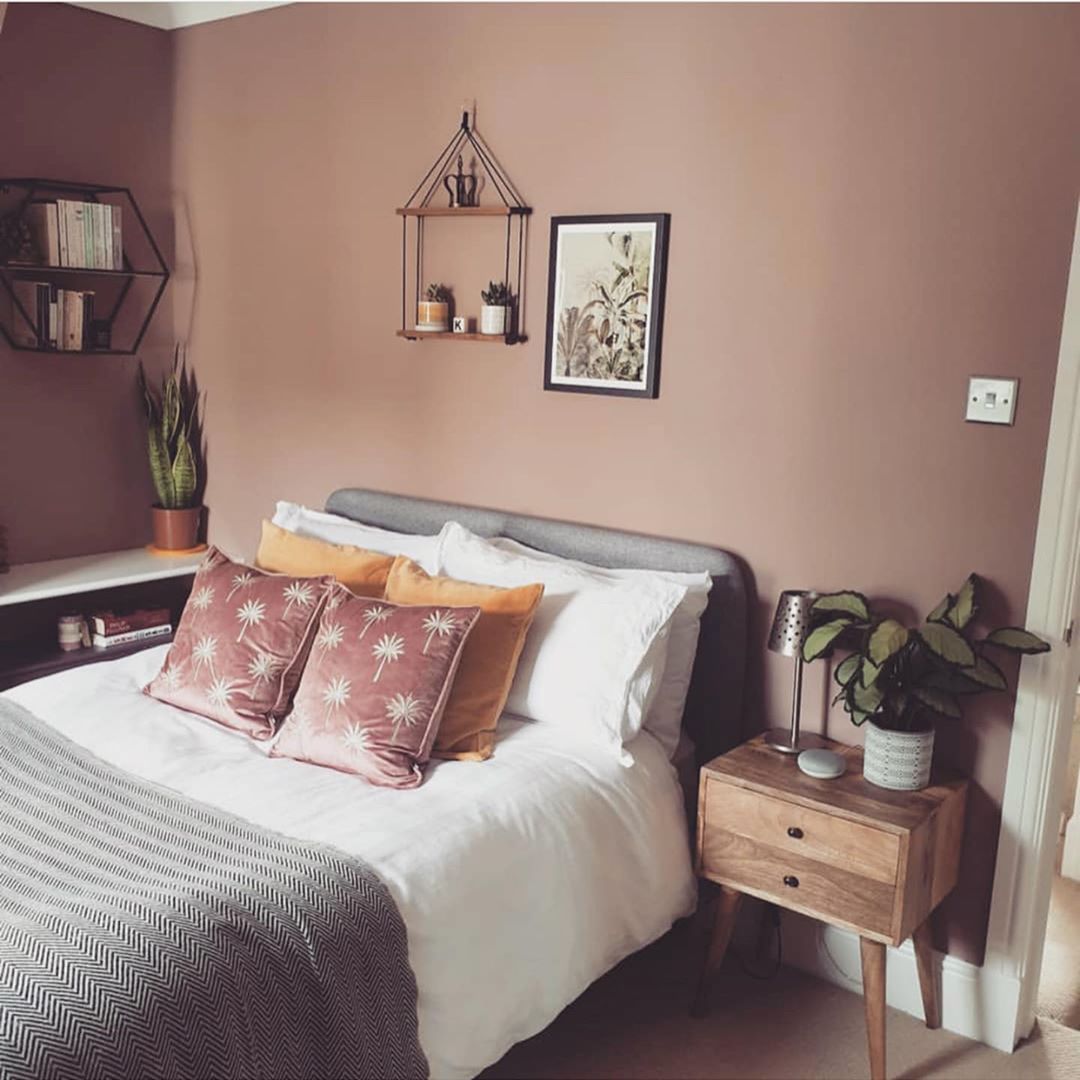 Schlafzimmer mit zartrosa Wandfarbe
