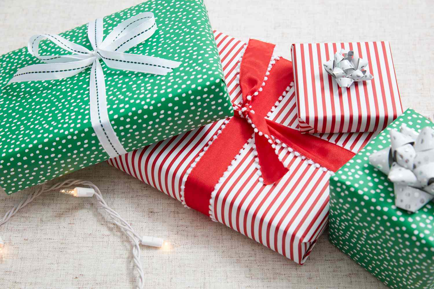 Regalos navideños envueltos en rojo y verde