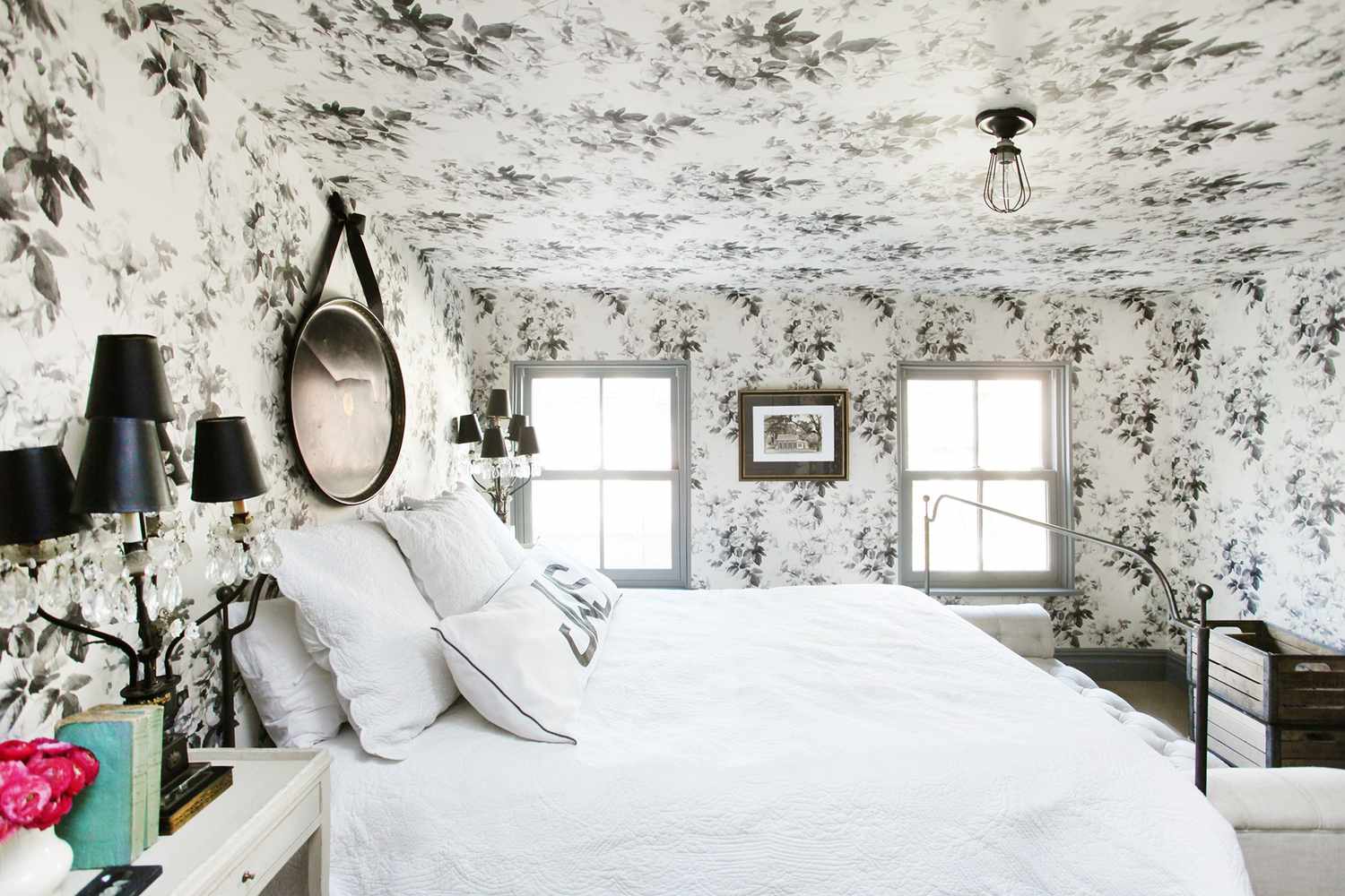 papel pintado blanco y negro en techo y paredes en dormitorio