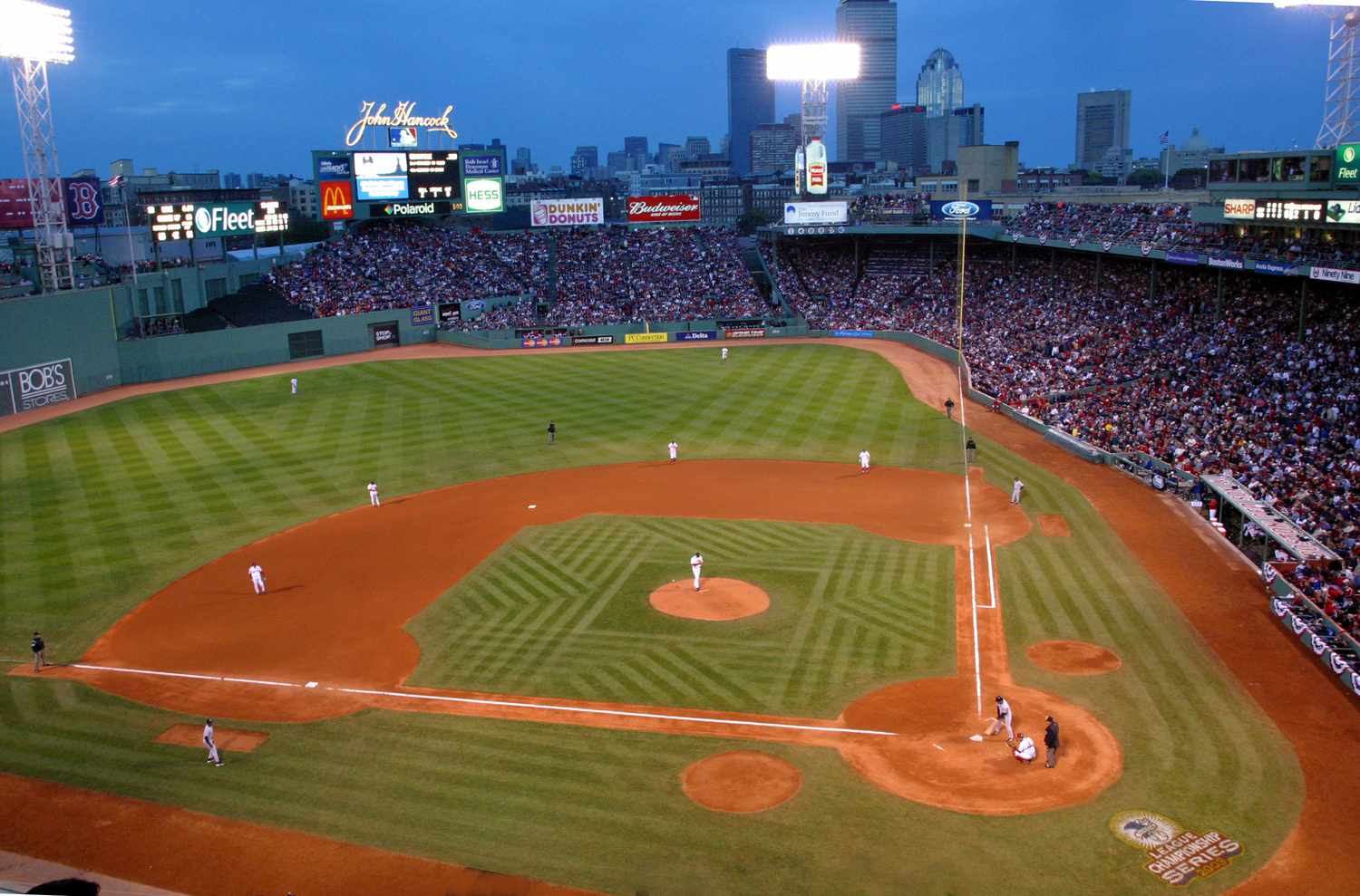 Erhöhte Ansicht des Fenway Park mit einem ins Gras gemähten Schachbrettmuster