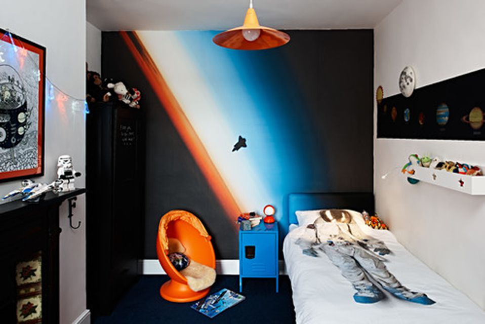 Chambre d'enfant moderne à thème spatial avec photo murale