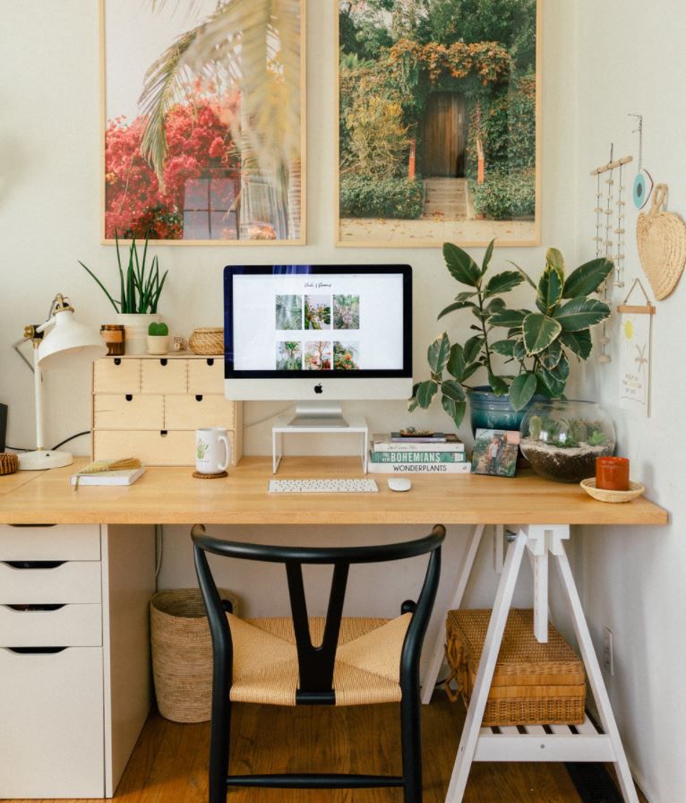 Espaço de escritório em casa com plantas