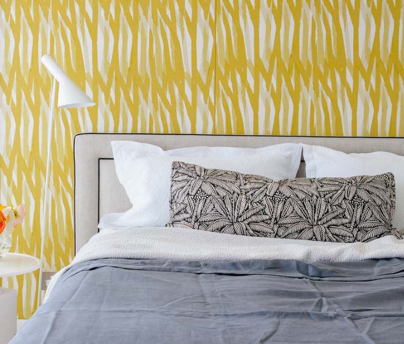 gelb gemusterte Tapete im Schlafzimmer