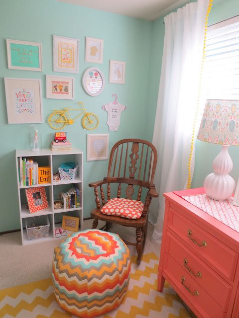 Chambre d'enfant colorée avec des murs aqua et des accents orange et jaune