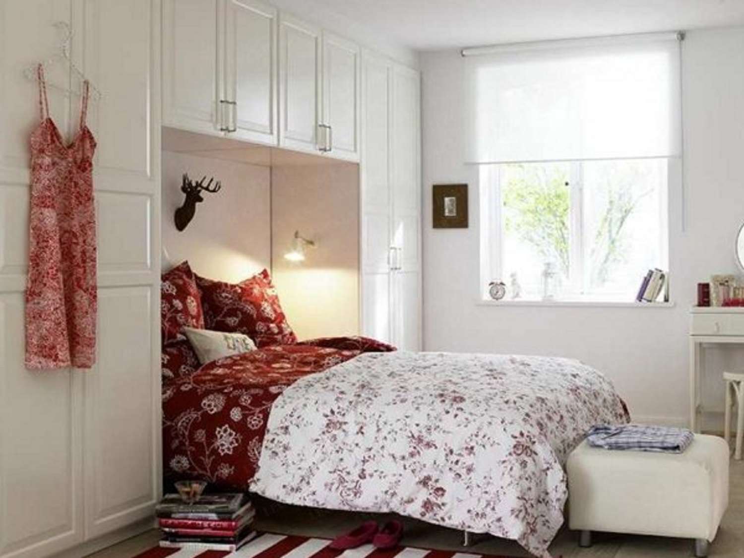 Dormitorio rojo y blanco.