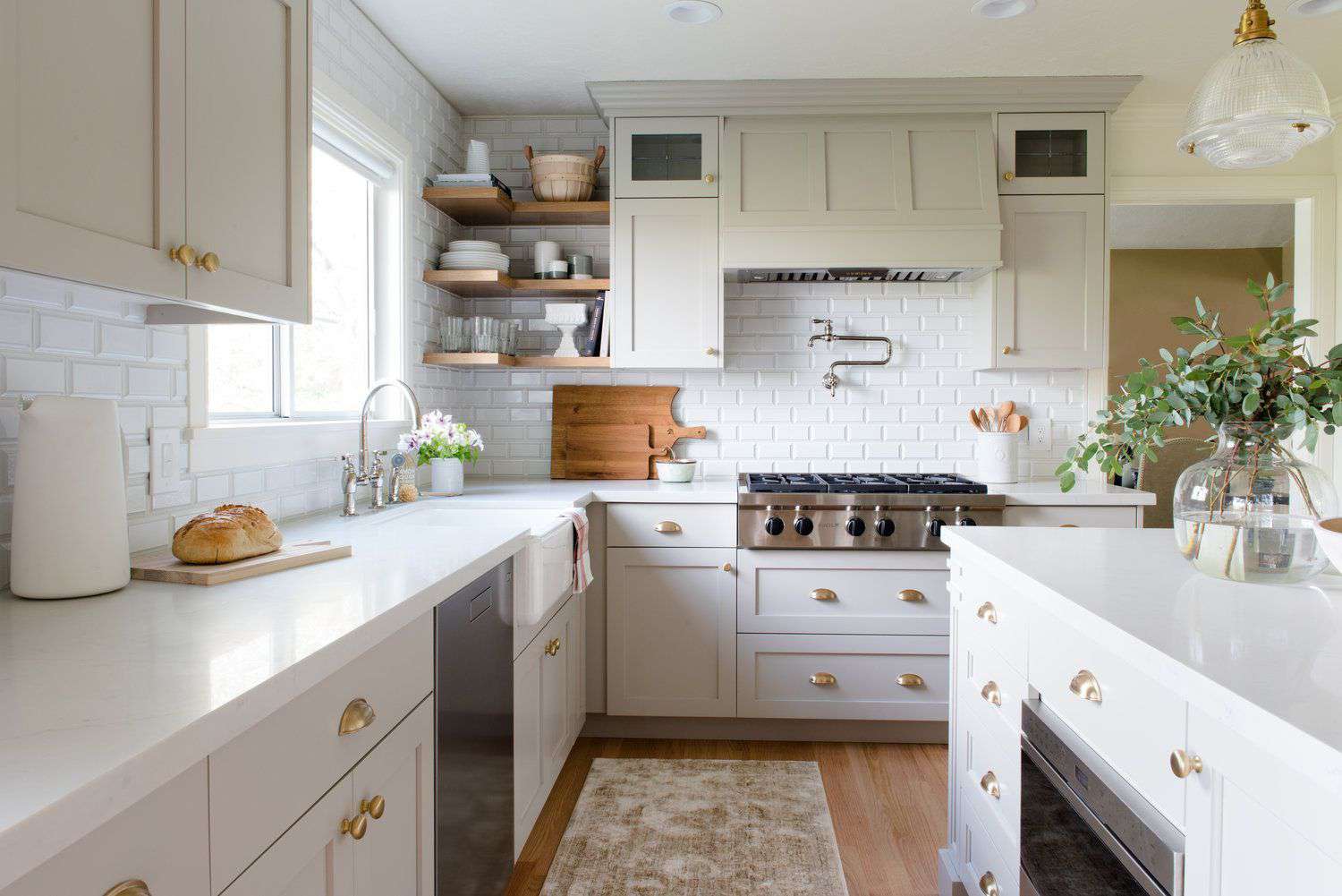 Blassweiße Marmor-Arbeitsplatten in einfacher Küche