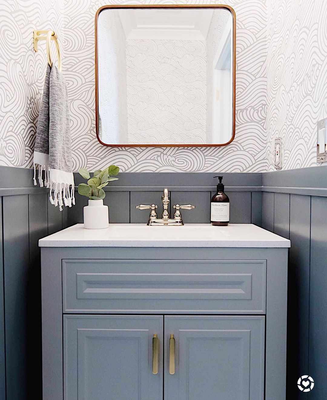 Baño azul con detalles en cobre