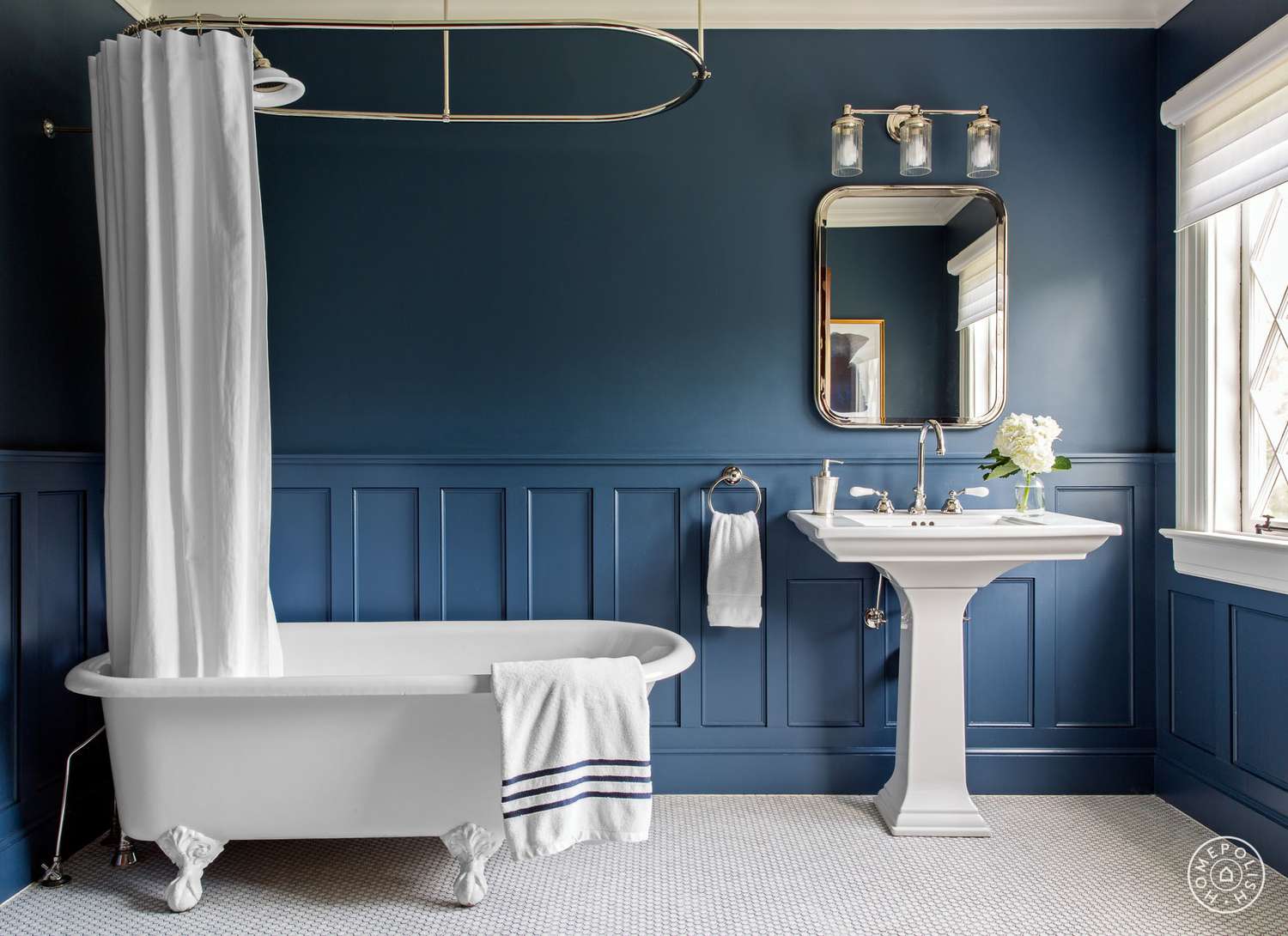 salle de bain traditionnelle avec lavabo sur pied