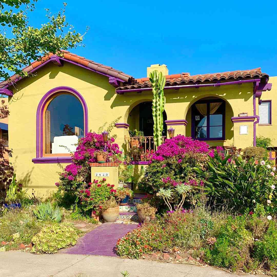 Casa estilo misión amarilla y morada