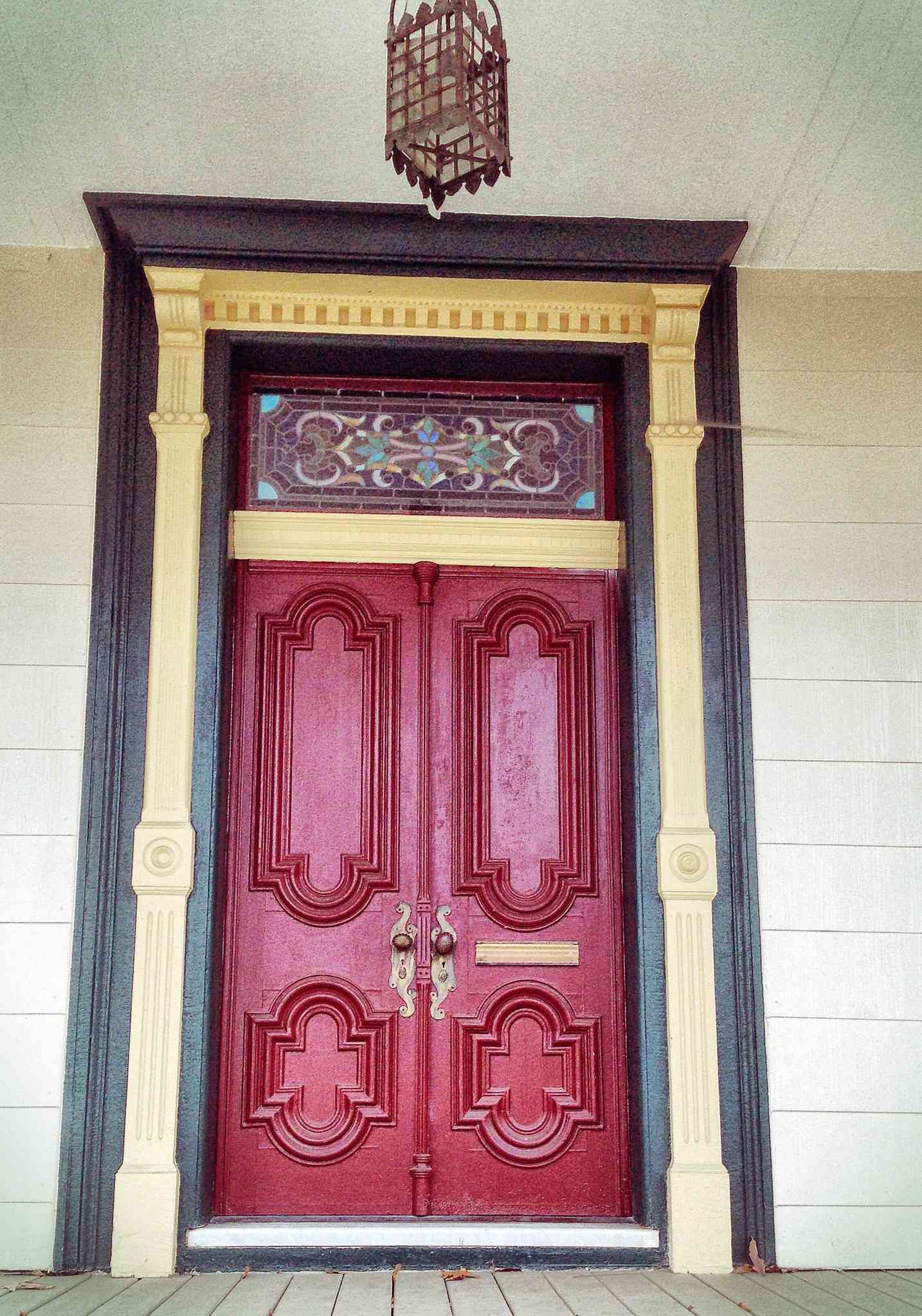 geschlossene rote Tür