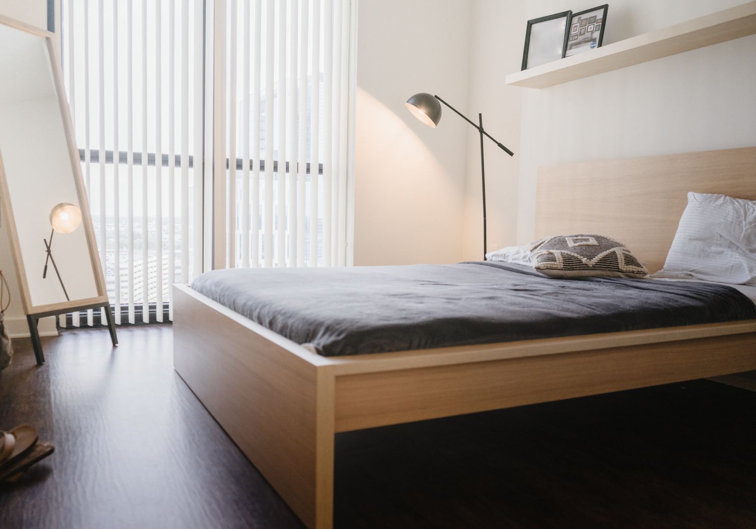 Moderno apartamento minimalista con cama y vistas a la ciudad