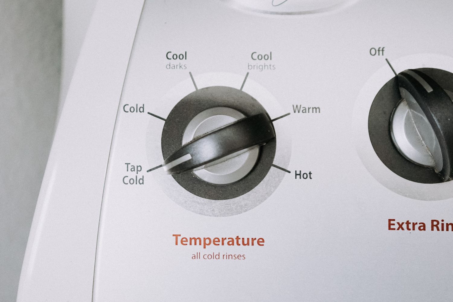 Waschmaschine auf kalte Temperatur eingestellt, um Schrumpfung zu verhindern