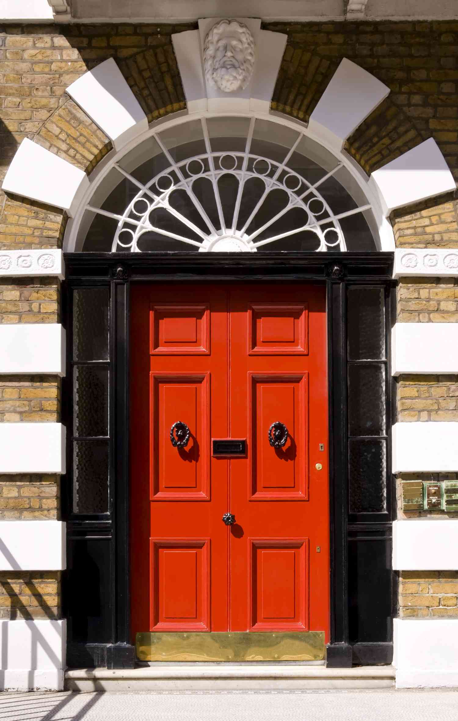Rote Tür in schwarzem Rahmen.
