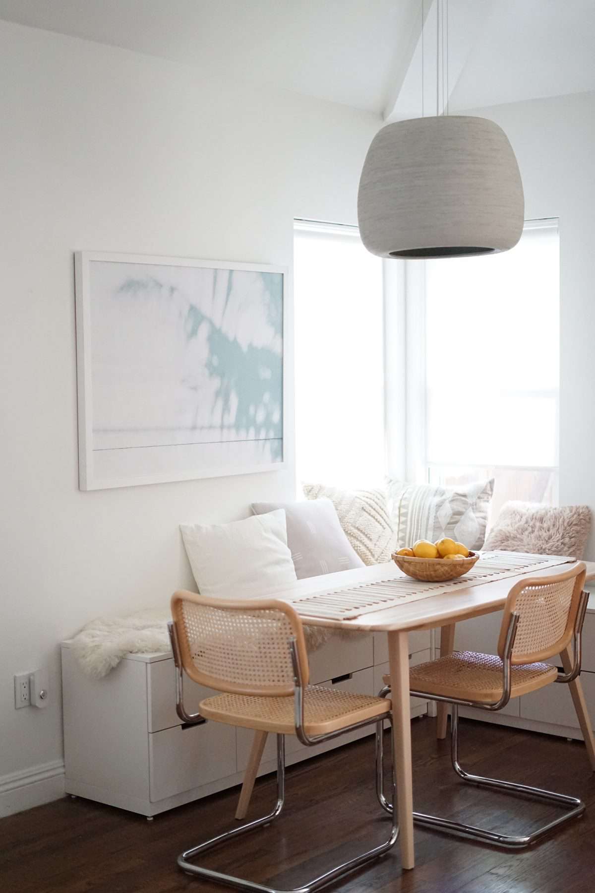 Mesa de jantar e cadeiras com assento almofadado DIY para janela
