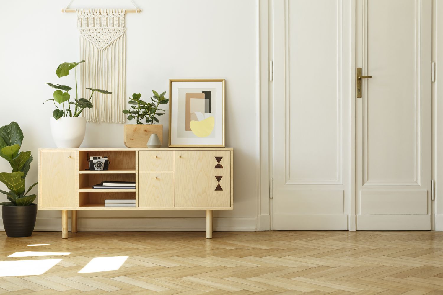 salon avec parquet et murs blancs