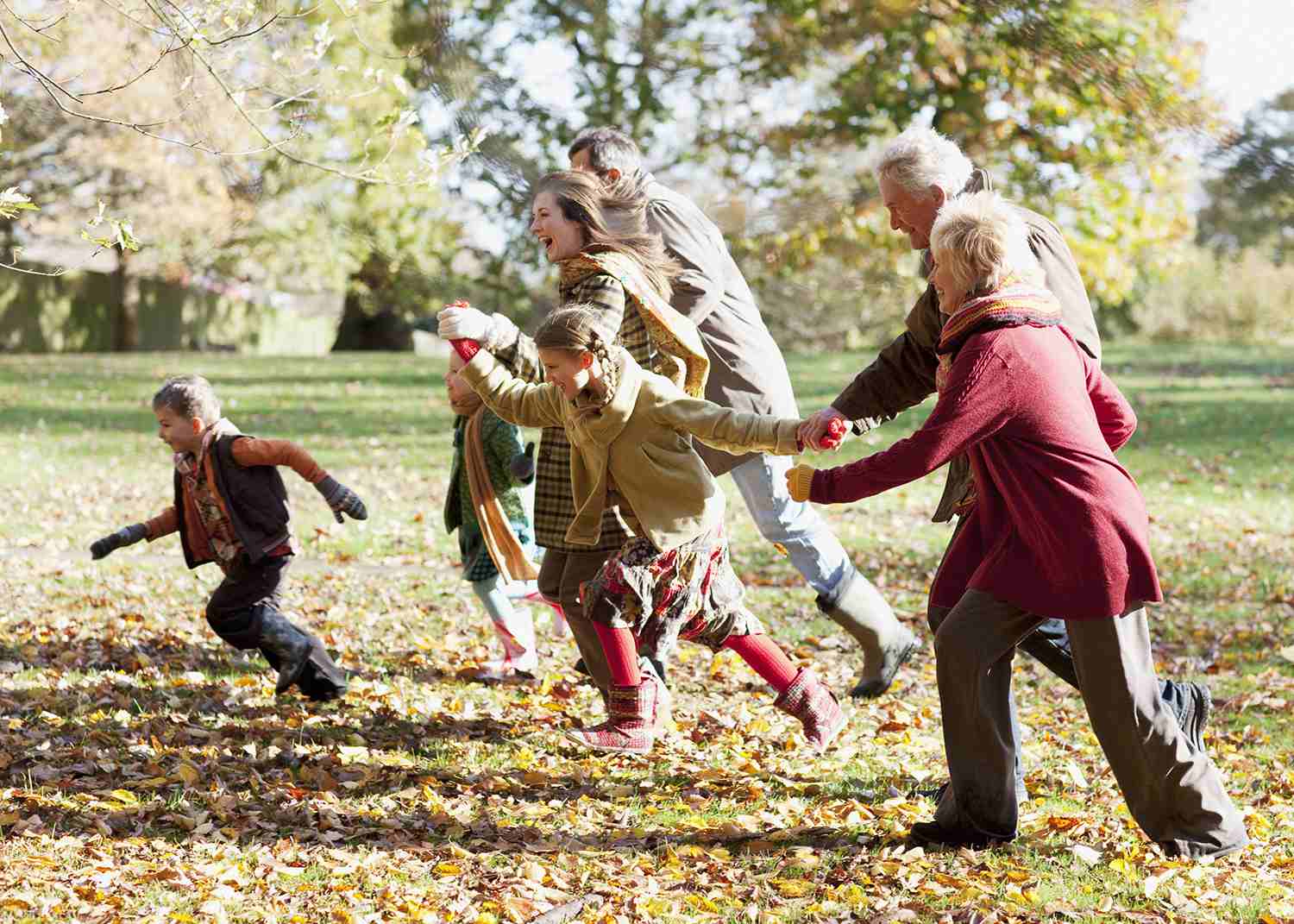 Großfamilie läuft im Park