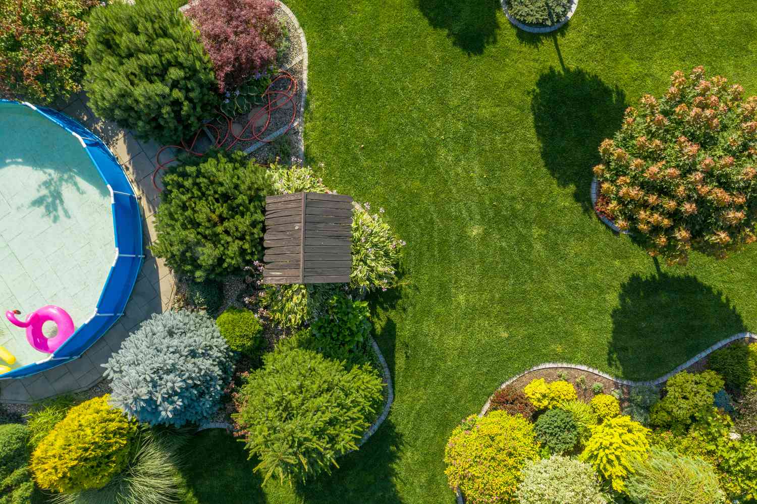 Wohn-Hinterhofgarten mit kleinem Swimmingpool Luftaufnahme