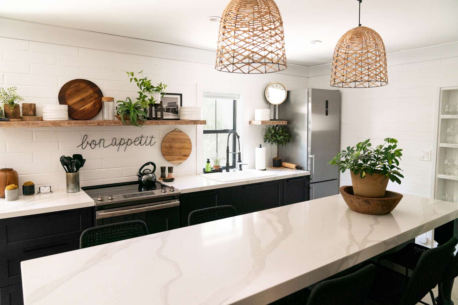 Moderne Landhausküche mit Marmorarbeitsplatten und Holzdekor