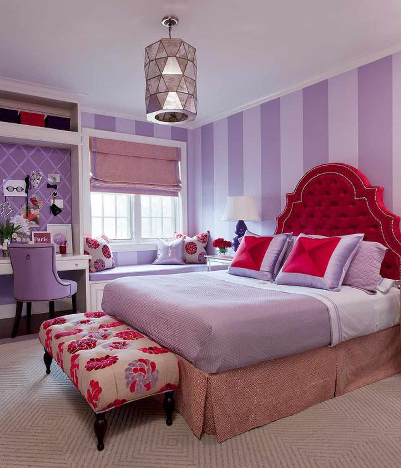 Dramático dormitorio rojo y lavanda