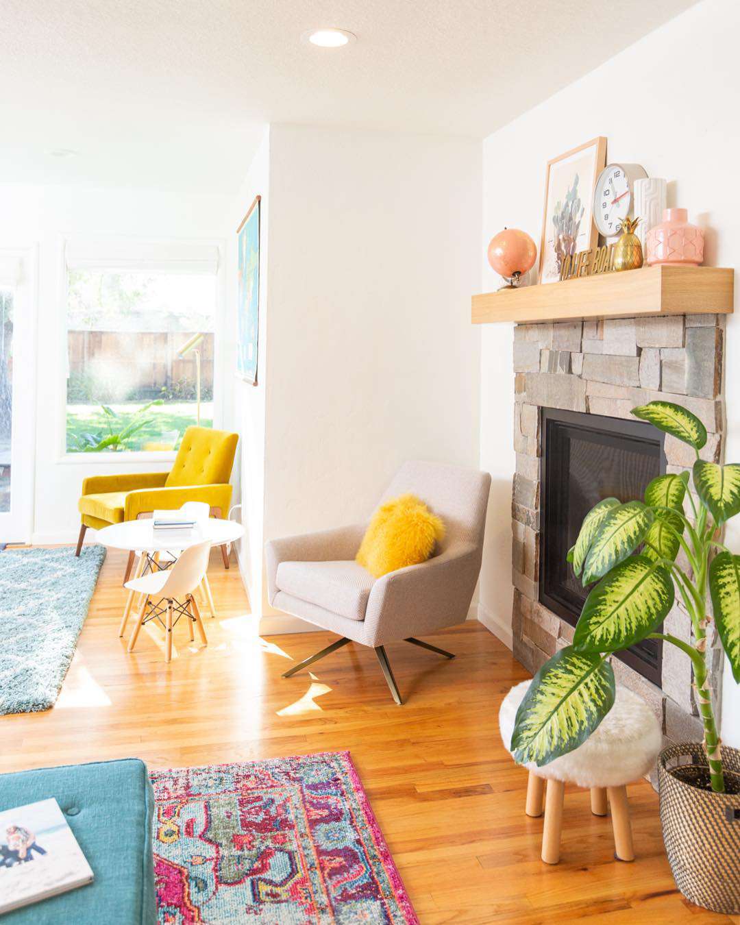 Sala de estar arejada com detalhes em azul, vermelho e amarelo