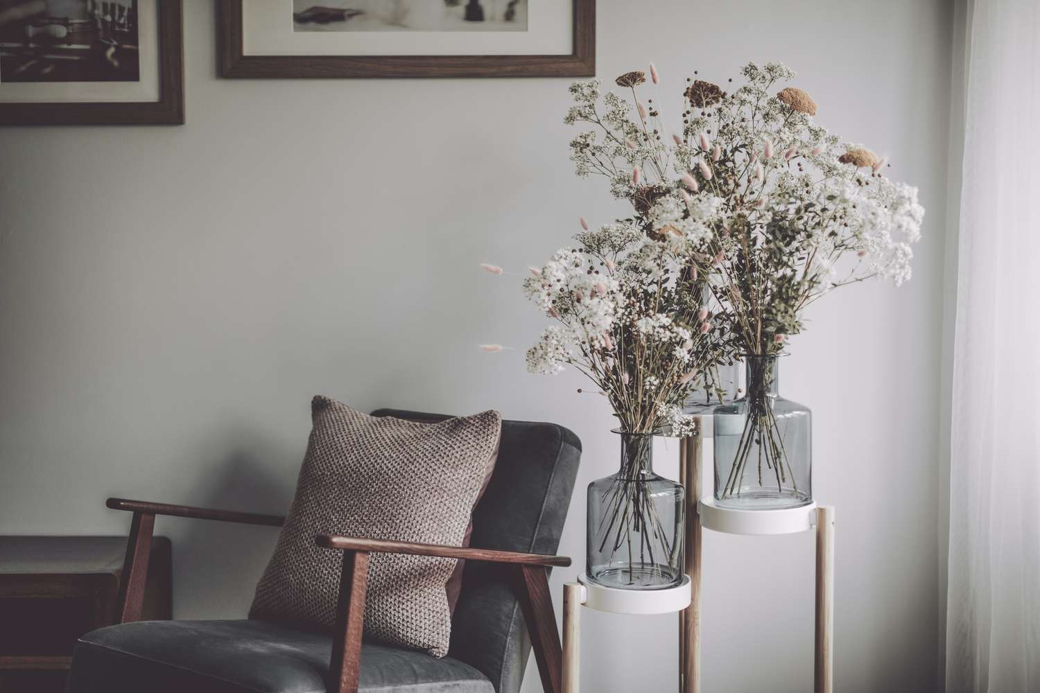 Herbstliche Blumenarrangements in einem Wohnzimmer