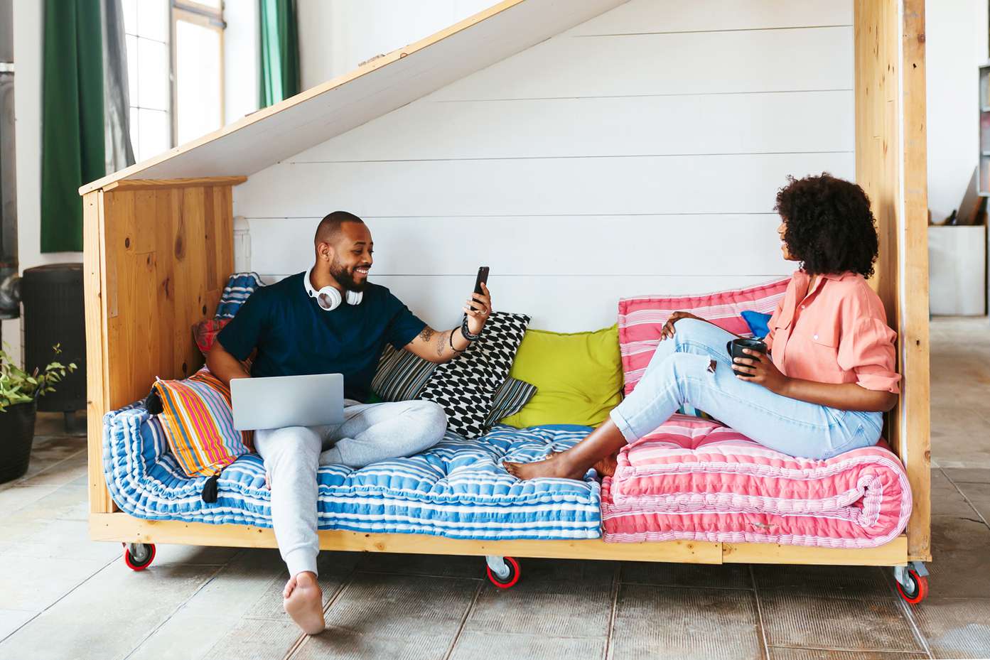 casal passando tempo em casa