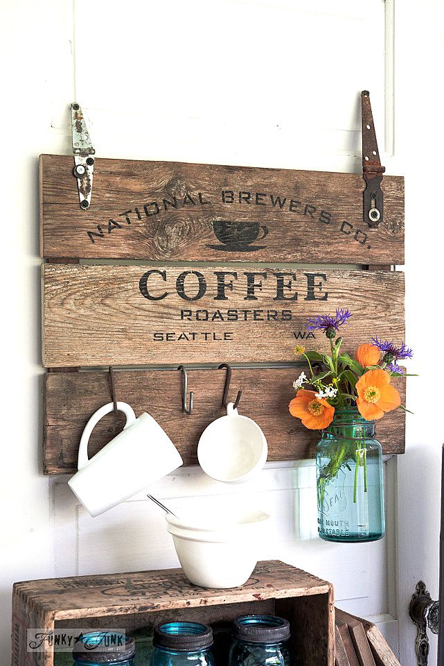 Une enseigne de café en bois sur le mur