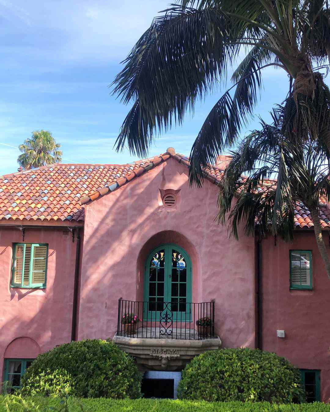 Casa estilo misión rosa