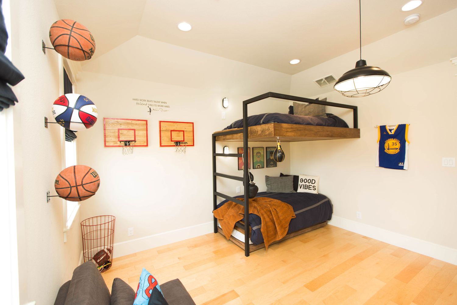 Sportliches Zimmer mit eingebautem Etagenbett von Urbanology Designs