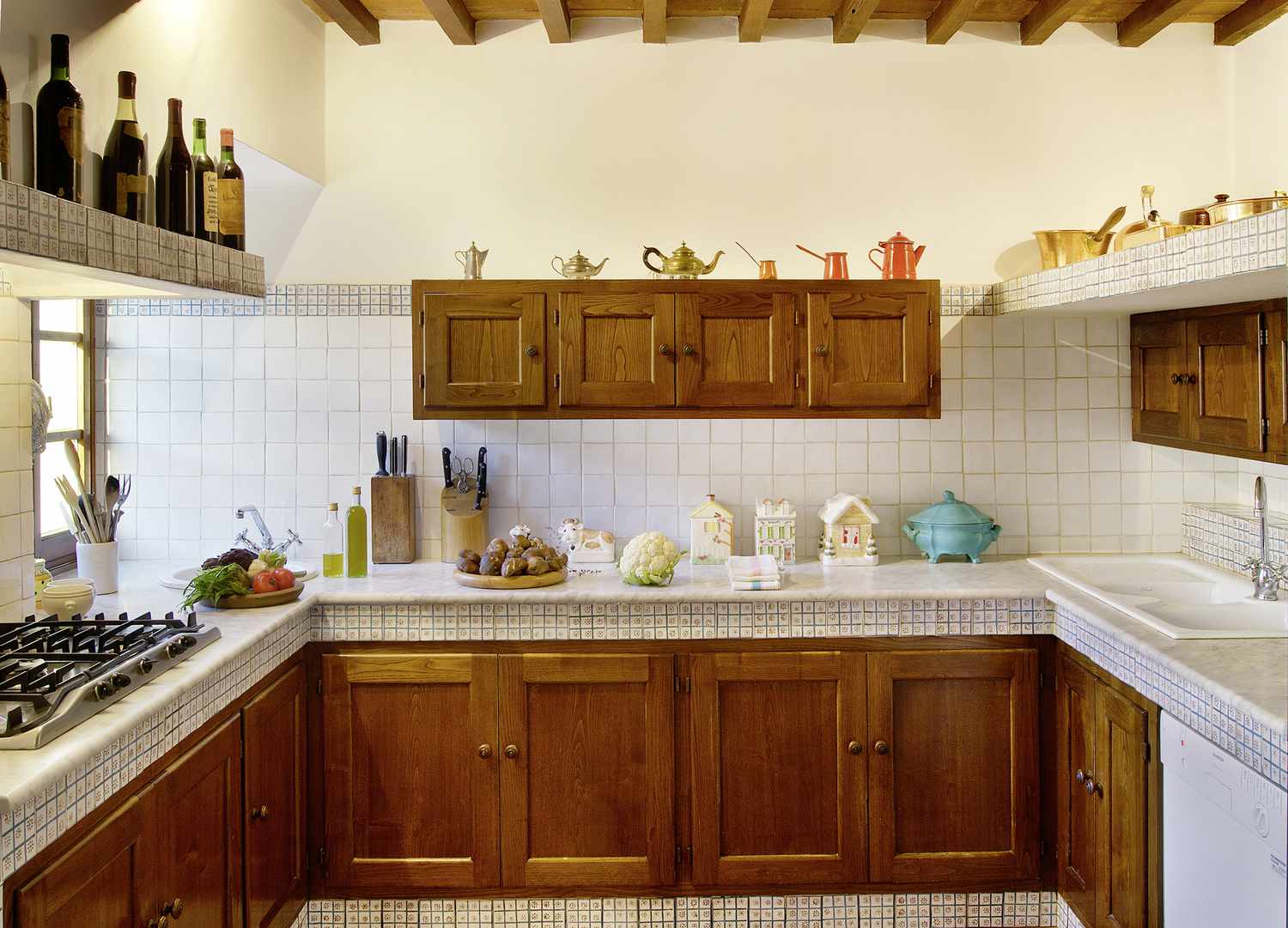 Küche aus Holz und Marmor in einem schönen italienischen Landhaus