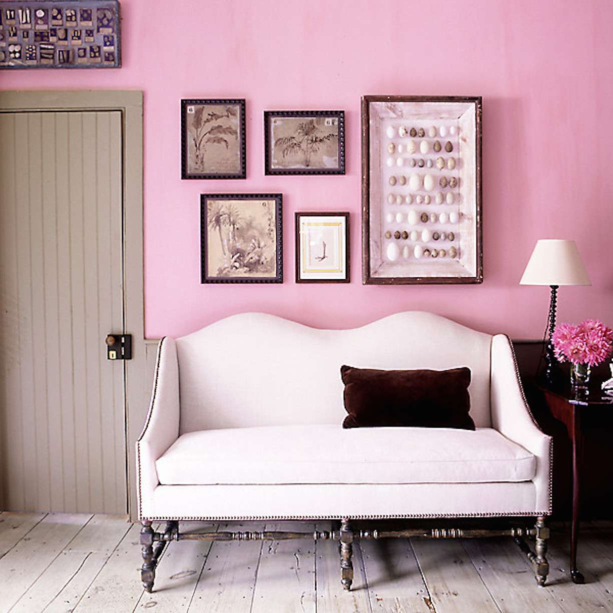 Zimmer mit rosa Wänden und Möbeln