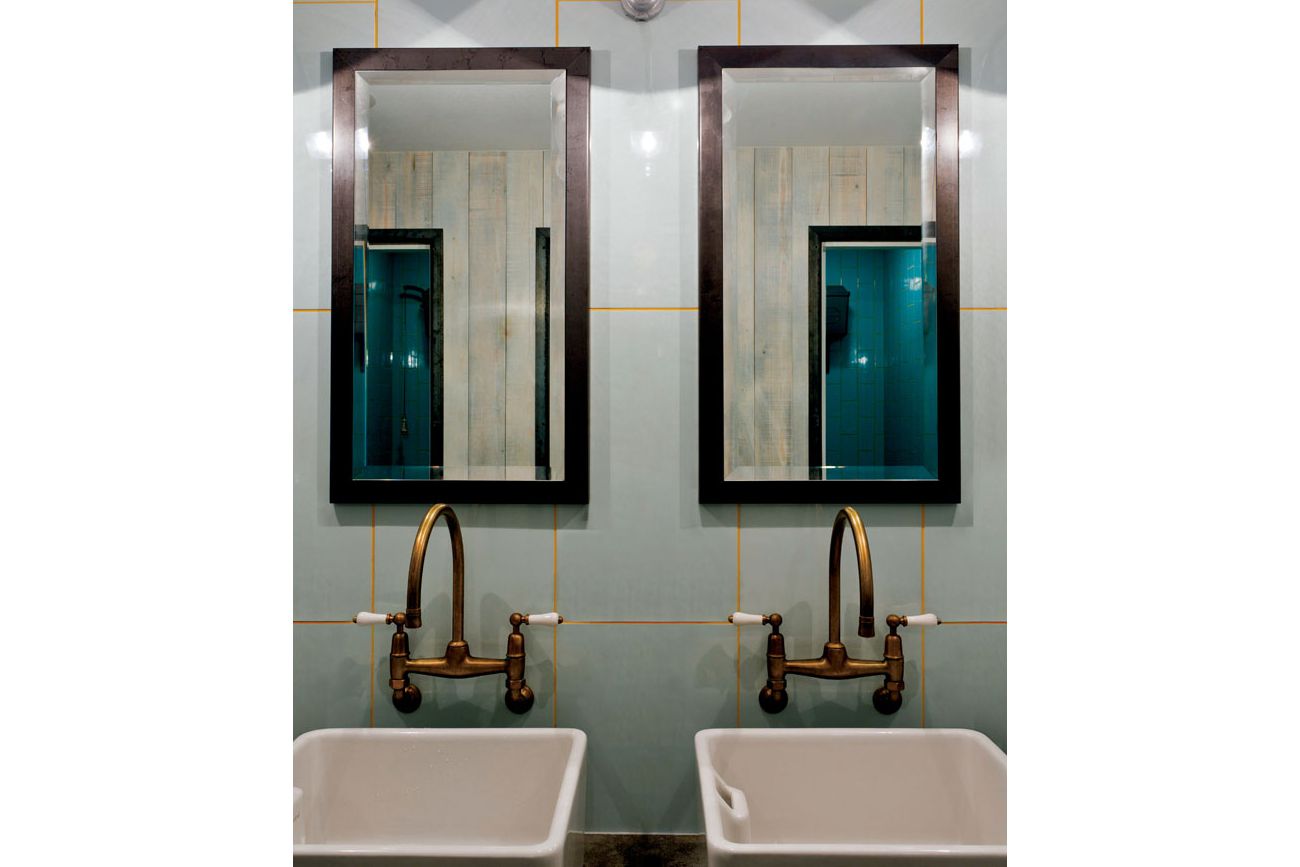 Conjunto de banheiro com dois espelhos e pias com rejunte mostarda