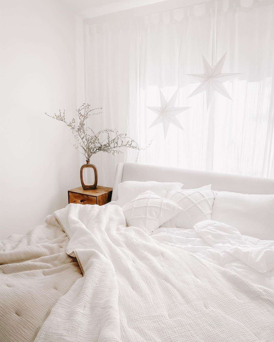 Étoiles et flocons de neige flottants en papier avec du fil de pêche dans la chambre