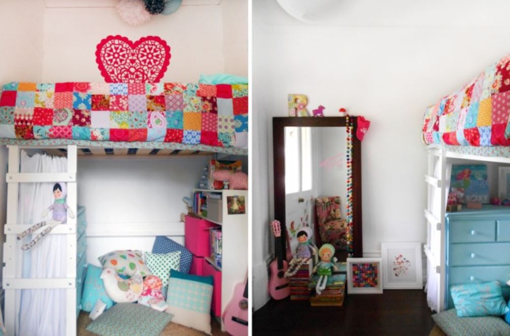 Chambre de petite fille avec un lit en hauteur avec un édredon dessus et beaucoup de jouets et de coussins.