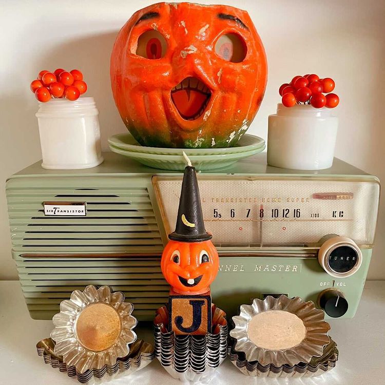 Rádio AM vintage e itens retrô de Halloween.