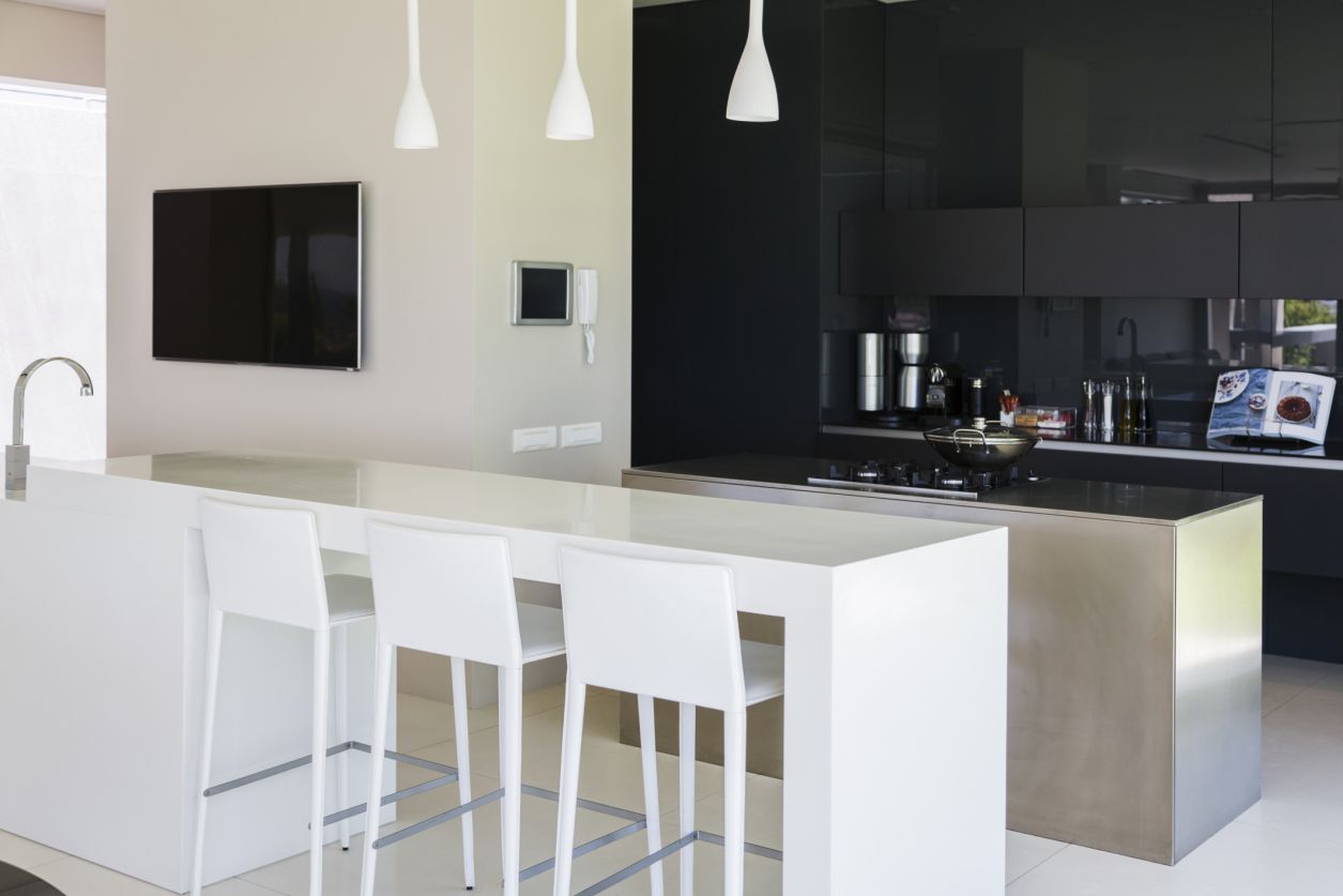 Cozinha sofisticada em preto e branco, contemporânea e elegante, em dois tons