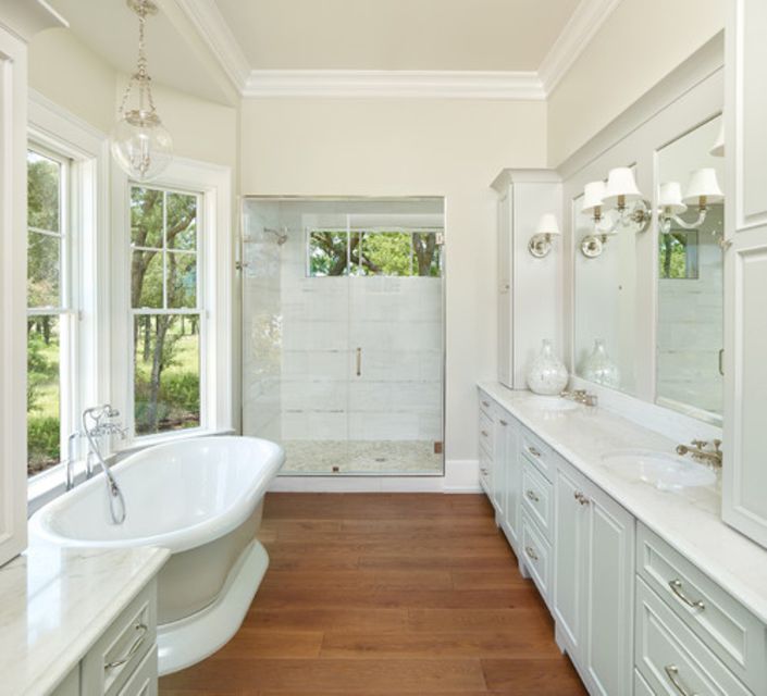 Banheiro clássico de madeira