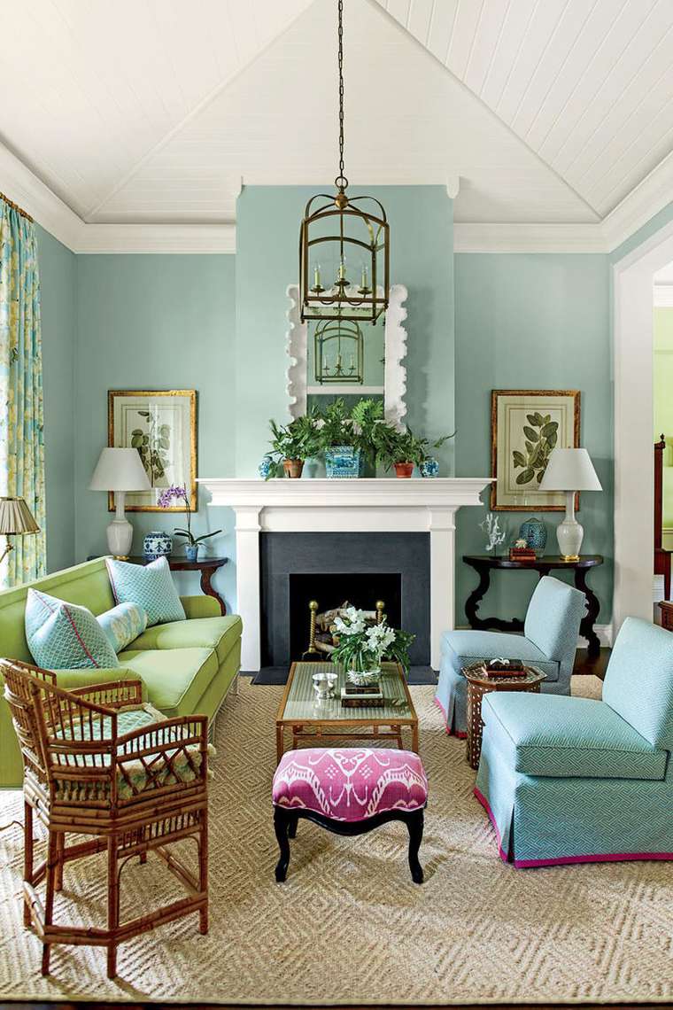 Salon avec des meubles dans les tons de vert, turquoise et bleu, et un haut plafond