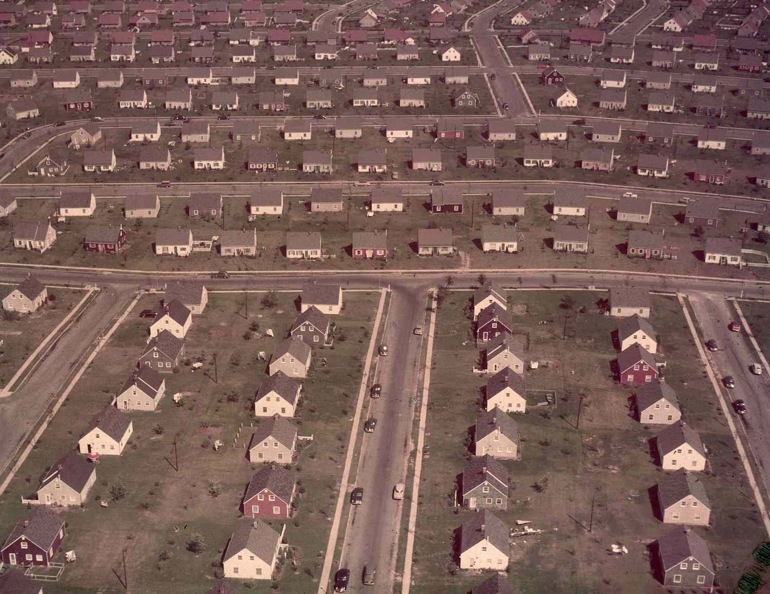 Luftaufnahme von Cape-Cod-Häusern, die in den 1950er Jahren Straßen und Sackgassen in Levittown, New York, säumten.