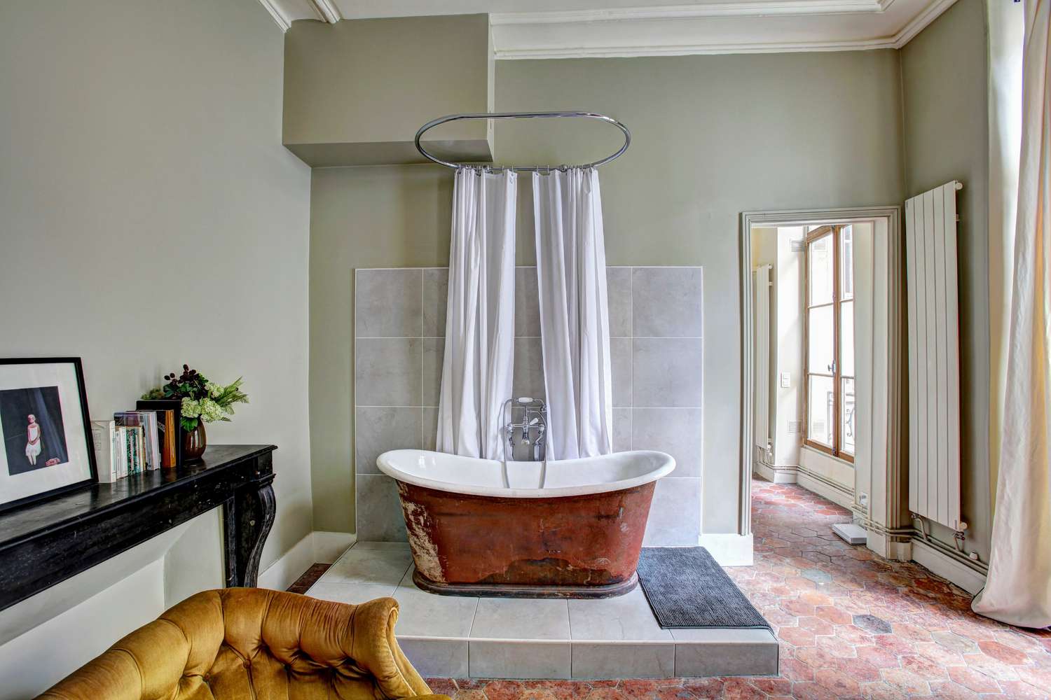Banheira de cobre em sala de estilo campestre francês