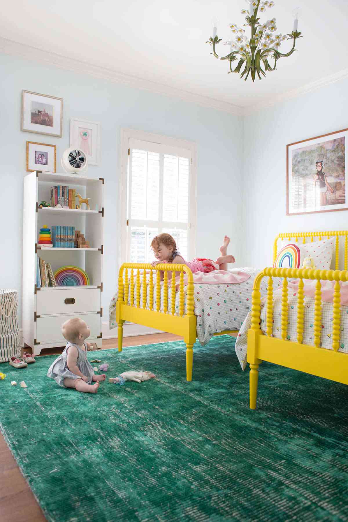 Quarto de menina com tema de arco-íris e detalhes em verde e amarelo