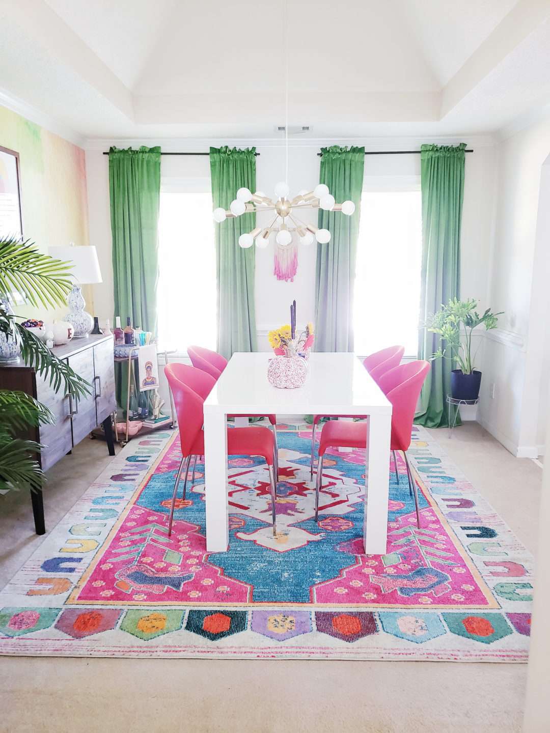 sala de jantar rosa e verde com cortinas