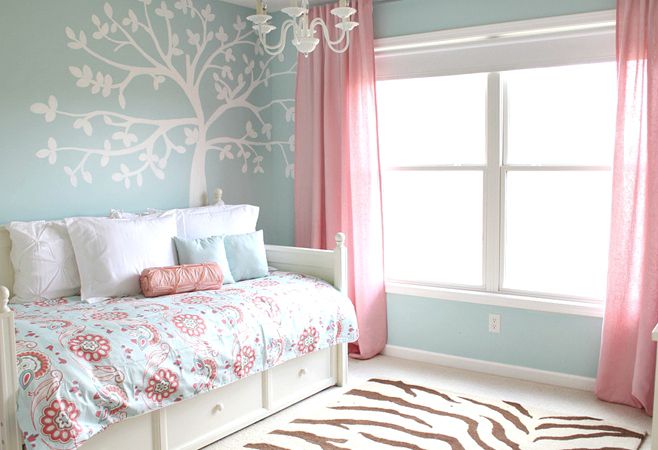 Blaues und rosafarbenes Mädchenzimmer mit Baum-Wandbild
