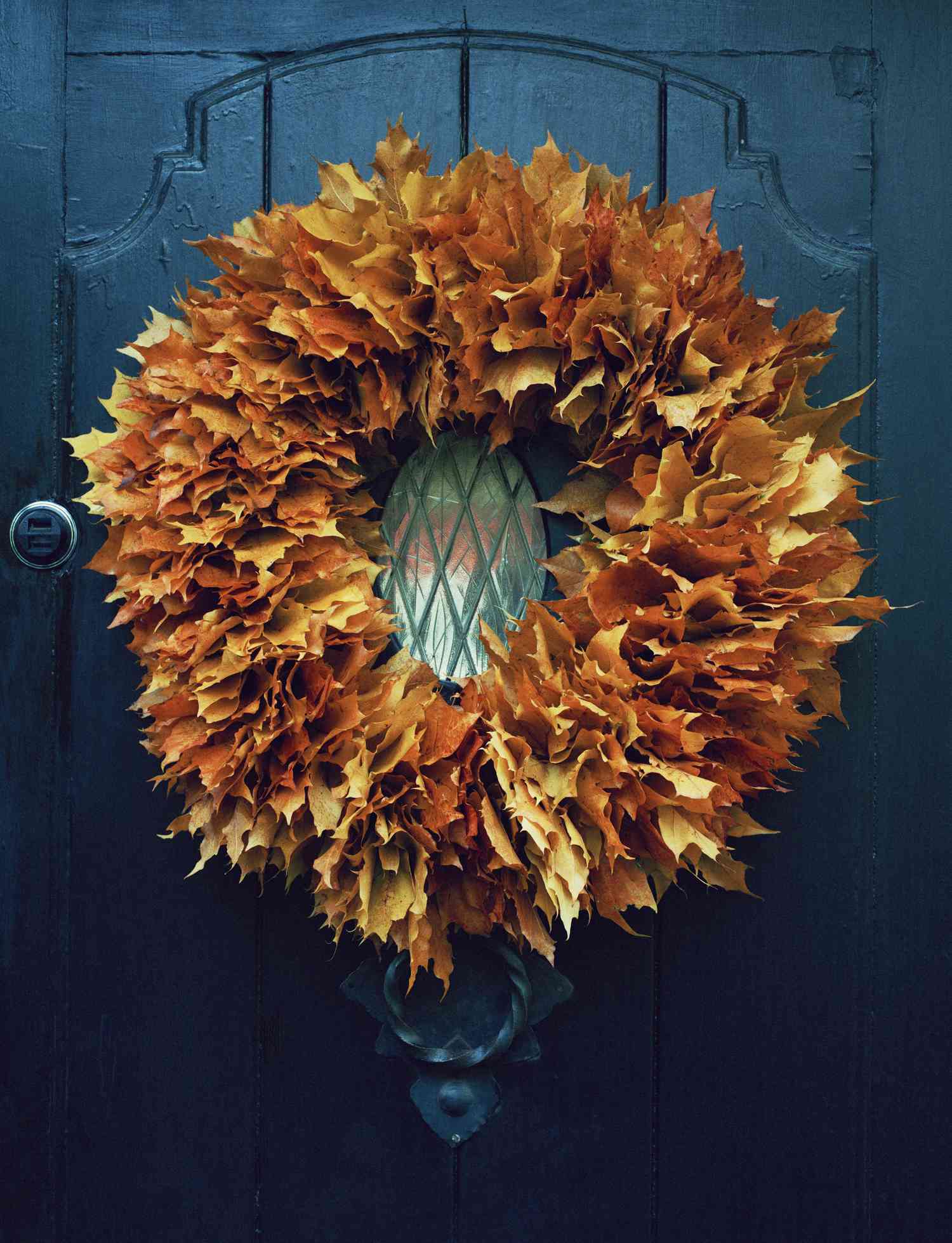 grinalda de outono na porta azul