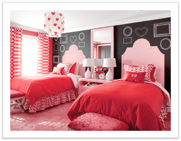 Habitación de niña rosa y roja con pared de acento de pizarra