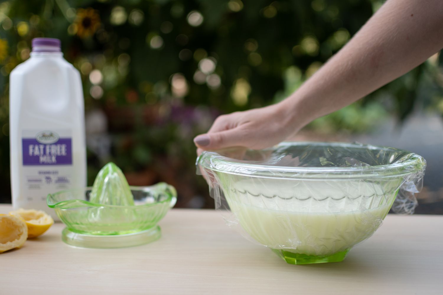 Glasschale mit Zitronen-Milch-Mischung über Nacht mit Plastikfolie abgedeckt