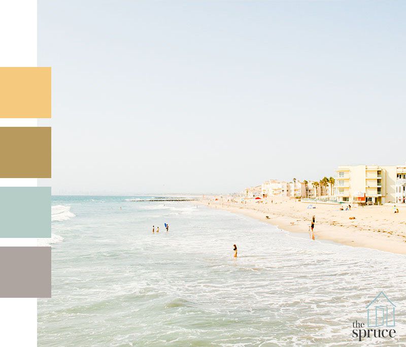 Ein Strand mit vier Farbfeldern auf der linken Seite des Bildes