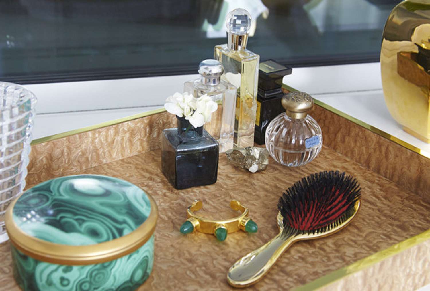 Tablett mit Parfüm, Schmuck und Dekorationsartikeln