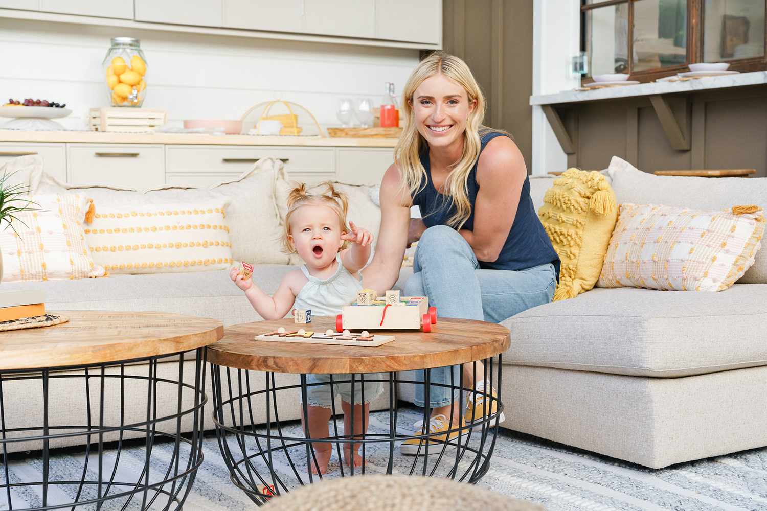 Jasmine Roth y su hija Hazel posan en el patio de Roth